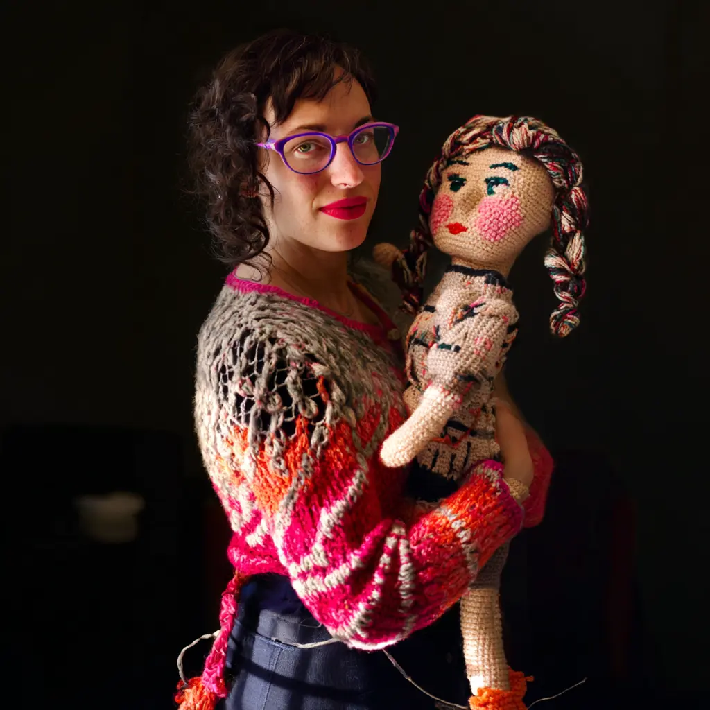 Sarah Mitchell - Fundadora y diseñadora de patrones de crochet gratis en Pattern Obsession